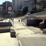 <div align="left"><font size="2">Hier führt der Radweg durch einen Regenwasserkanal. Die Zusatzschilder geben den Weg für "Authorsierte" und Radfahrer frei. Die Arbeiter der Stadt benutzen diesen Zugang für die Kraftfahrzeuge, um in den Kanal einzufahren.<br /><br /><br />